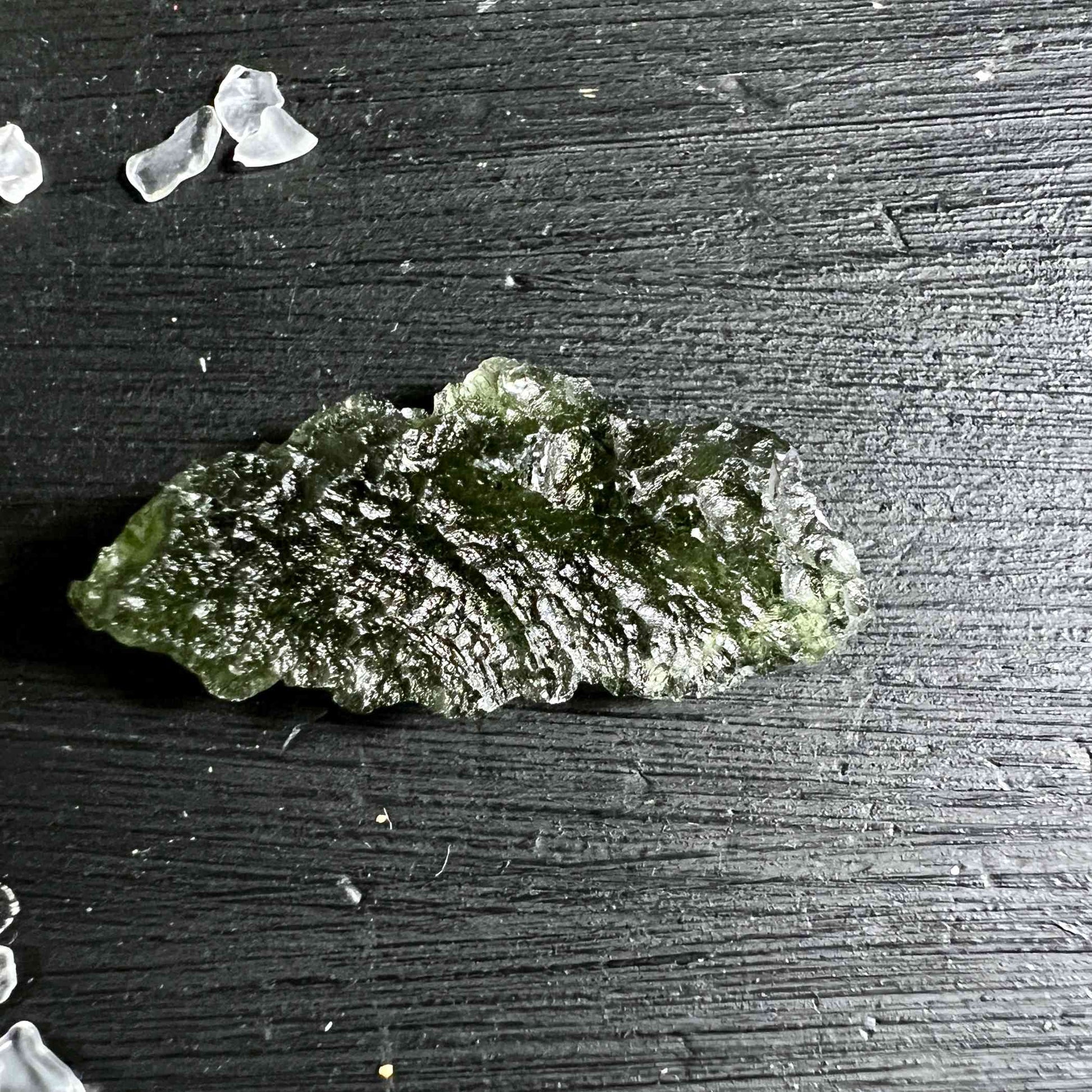 Moldavit Besednice ca. 29mm in der Hand - HAPPY MINERALS