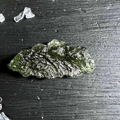 Moldavit Besednice ca. 29mm in der Hand - HAPPY MINERALS