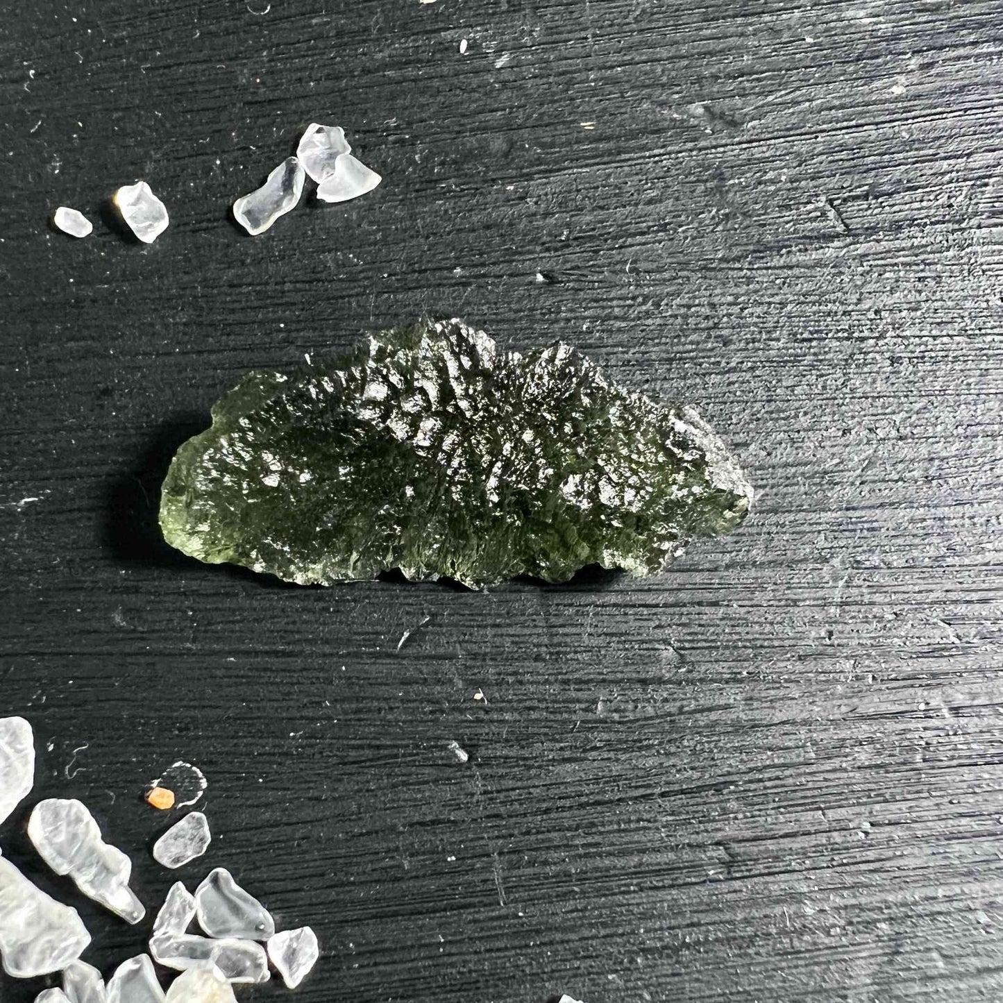 Moldavit Besednice auf schwarzem Holz - HAPPY MINERALS