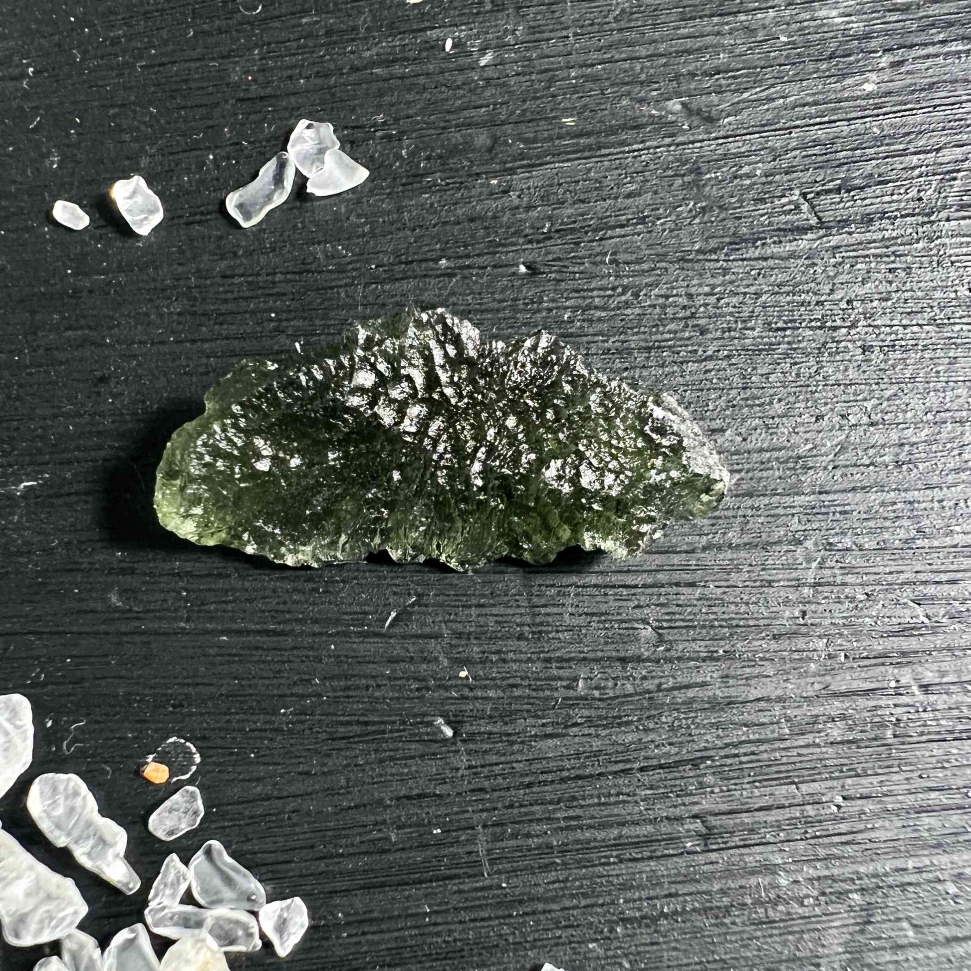 Moldavit Besednice auf schwarzem Holz - HAPPY MINERALS