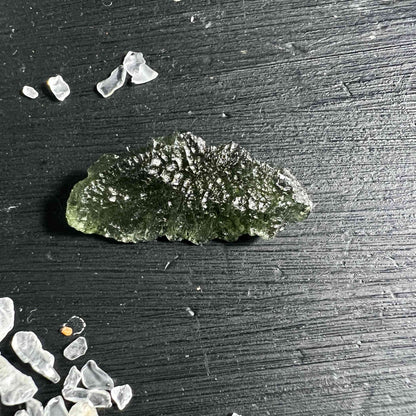 Moldavit Besednice auf schwarzem Holz - HAPPY MINERALS