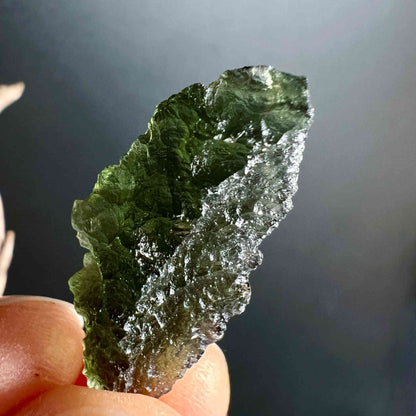 Moldavit Besednice 13 Karat ca. 29mm in der Hand - HAPPY MINERALS