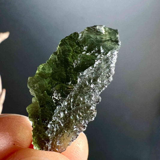 Moldavit Besednice 13 Karat ca. 29mm in der Hand - HAPPY MINERALS