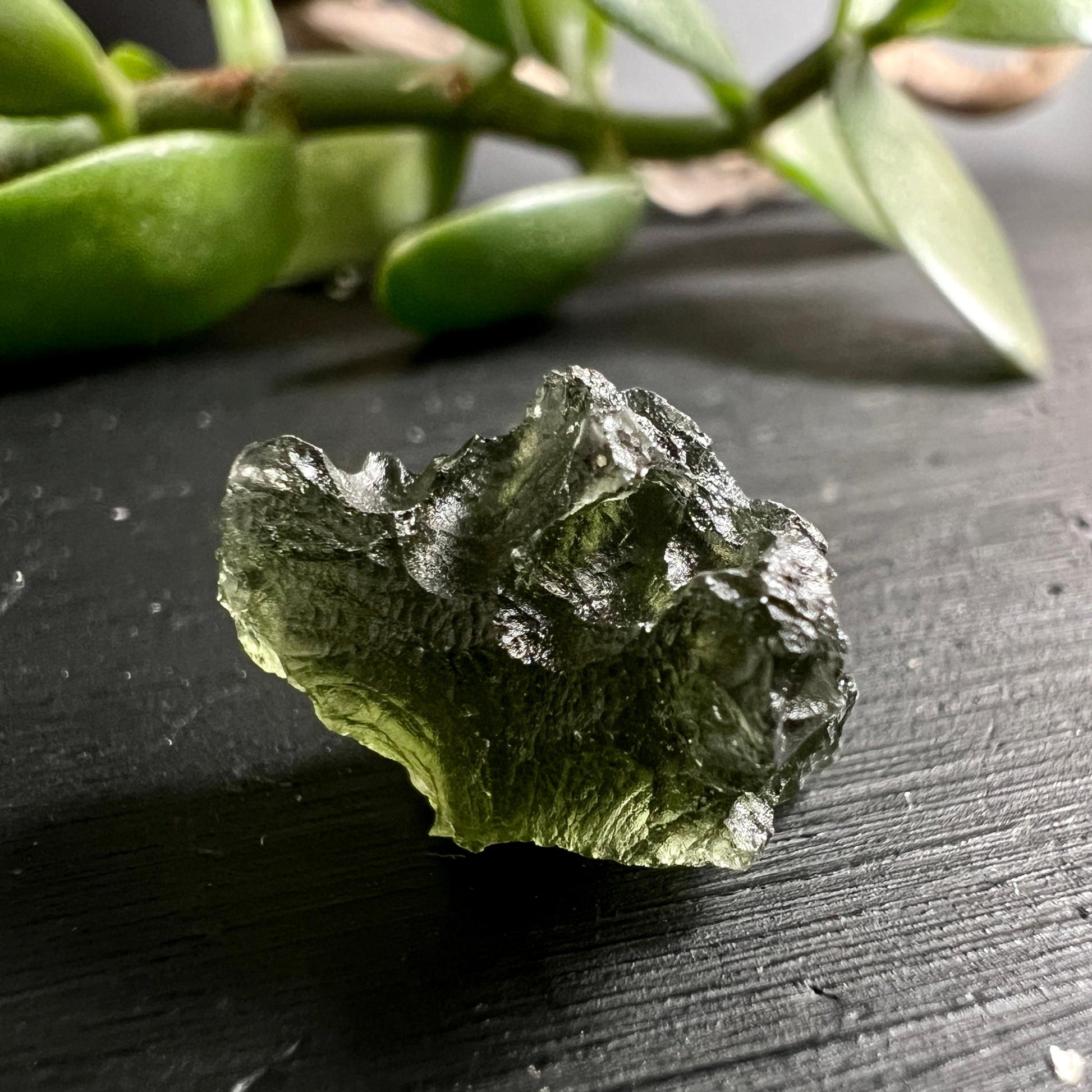 Moldavit Besednice 13 Karat mit leuchtendem Flaschengrün schräg | Happy Minerals
