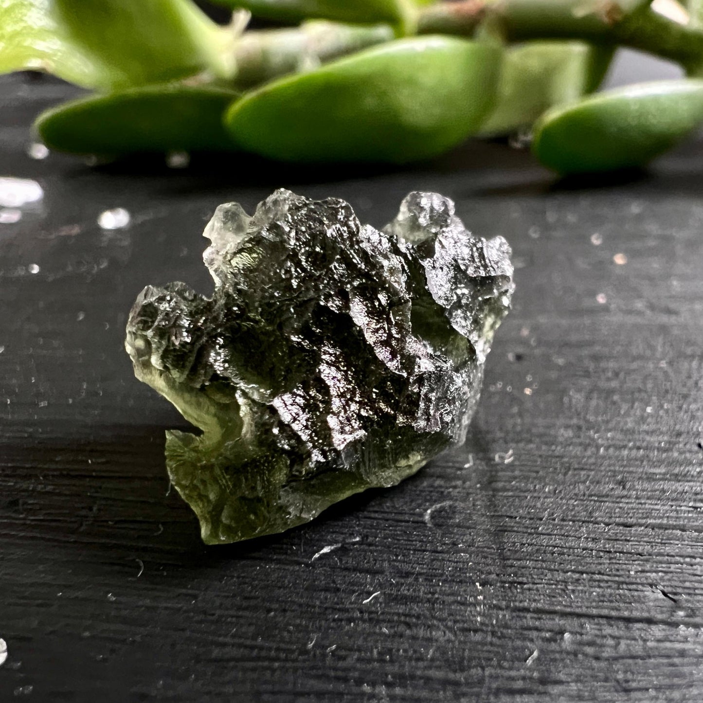 Nahaufnahme Moldavit Besednice – transparentes Grün mit glasigem Glanz | Happy Minerals