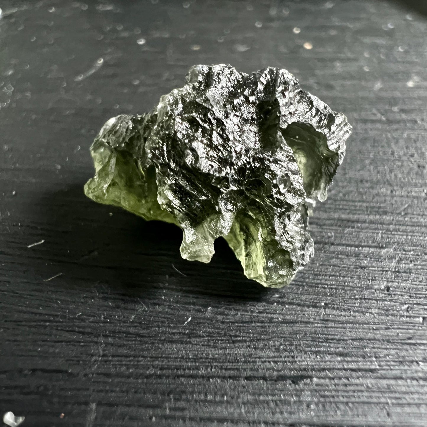 Besednice Moldavit von oben – tiefe Furchen und kosmische Textur | Happy Minerals
