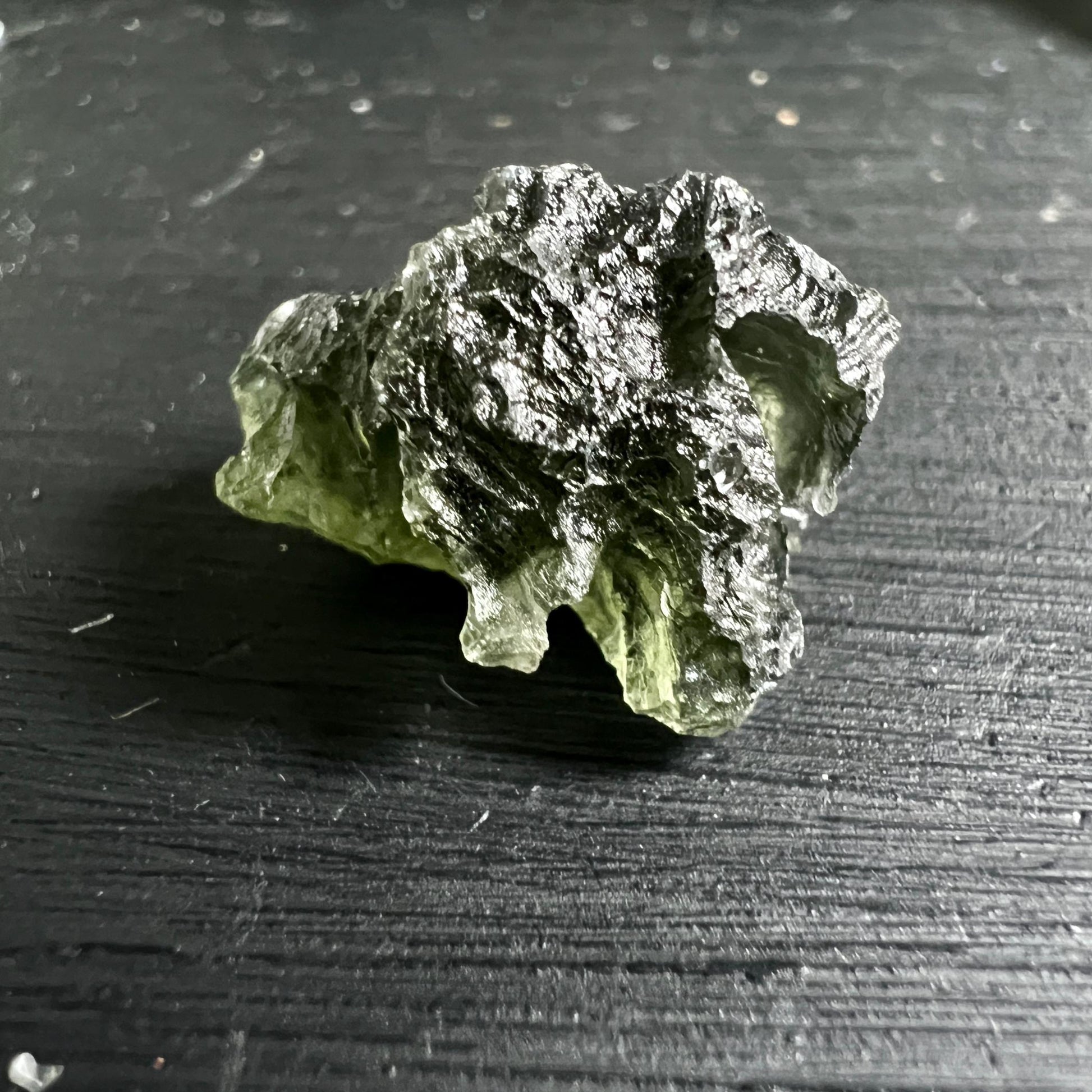 Besednice Moldavit von oben – tiefe Furchen und kosmische Textur | Happy Minerals
