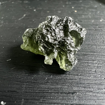 Besednice Moldavit von oben – tiefe Furchen und kosmische Textur | Happy Minerals
