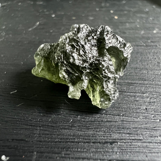 Besednice Moldavit von oben – tiefe Furchen und kosmische Textur | Happy Minerals
