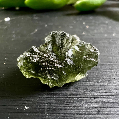 Moldavit aus Besednice mit skulpturaler Textur und glasigem Grün | Happy Minerals
