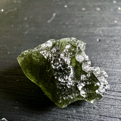 Besednice Moldavit Tektit mit filigranen Spitzen seitlich | Happy Minerals
