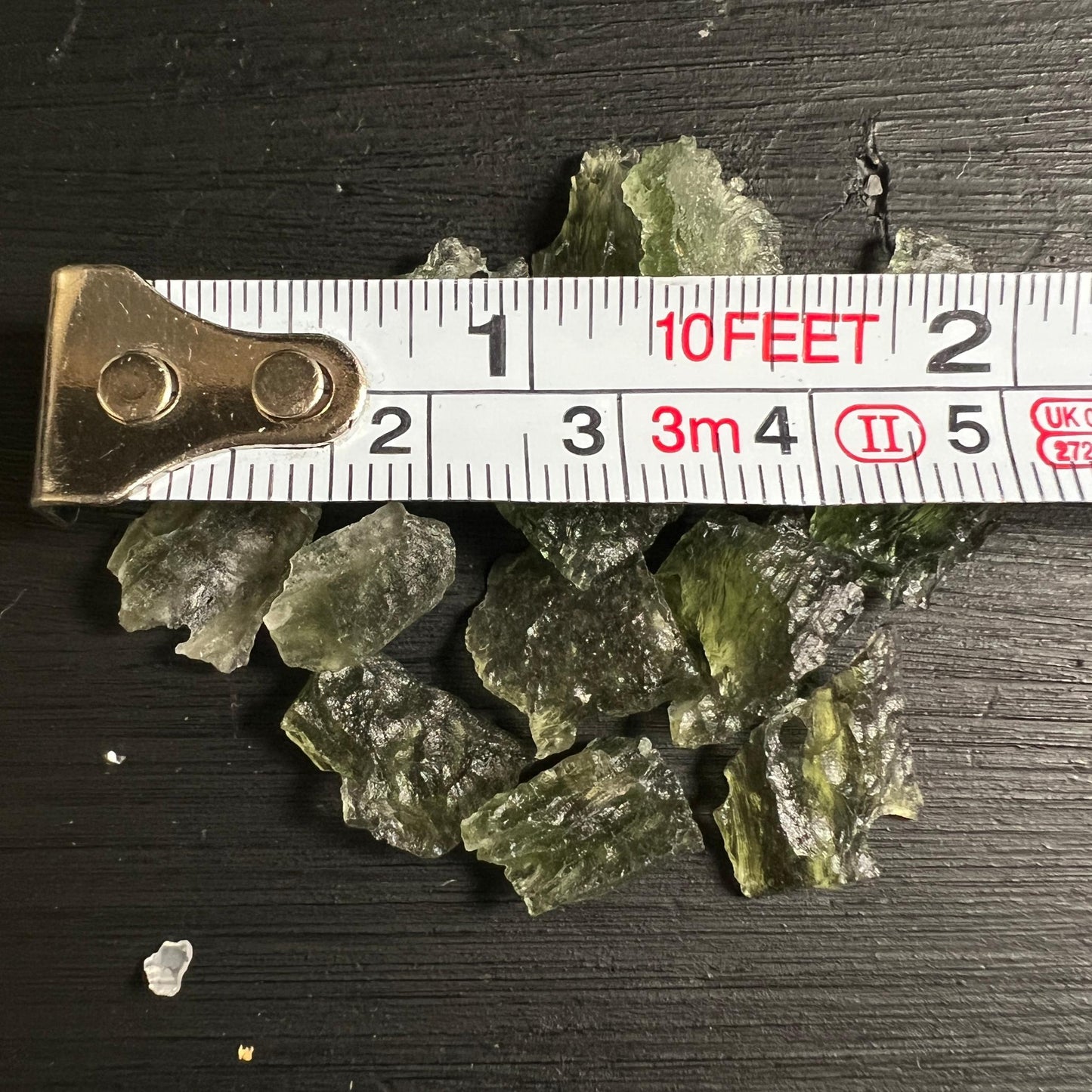 Mini Moldavite aus Besednice mit Maßband – echte Tektite unter 1g | Happy Minerals