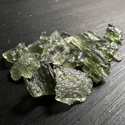 Nahaufnahme Mini Moldavite Besednice – glasige Textur und Grüntöne | Happy Minerals
