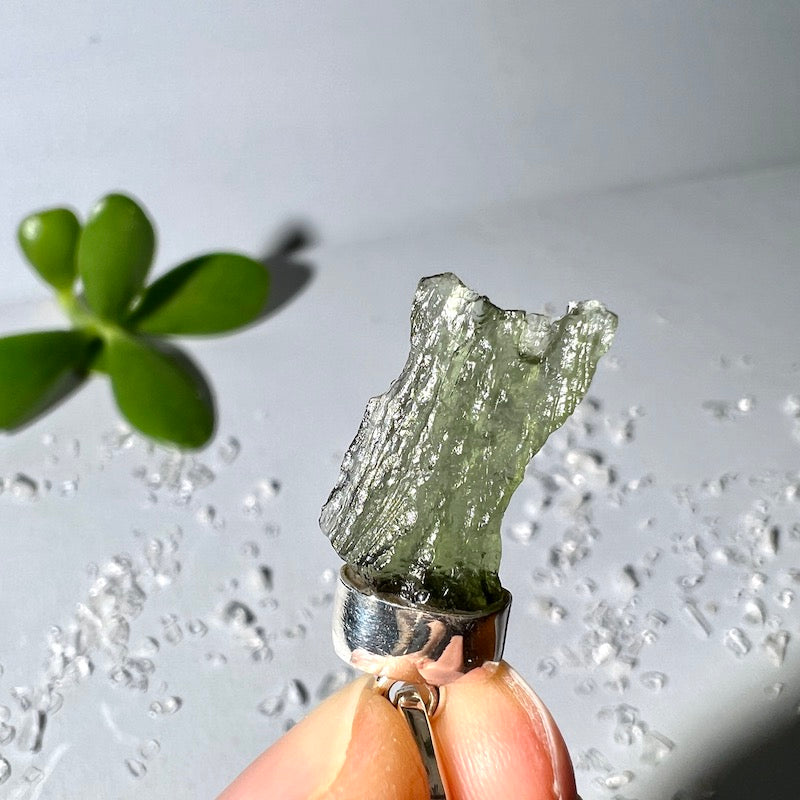 Moldavit Anhänger, 33mm, mit Silberöse, Nahaufnahme | Happy Minerals