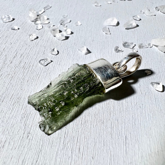 Moldavit Anhänger, 33mm, mit Silberöse, frontal | Happy Minerals