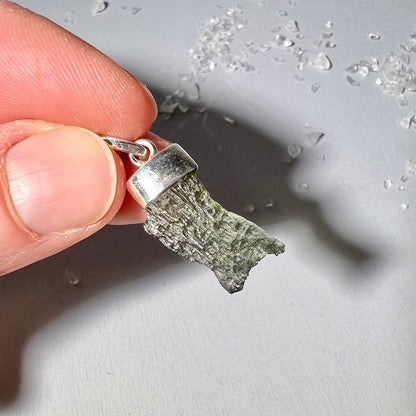 Moldavit Anhänger, 33mm, mit Silberöse, in der Hnad | Happy Minerals