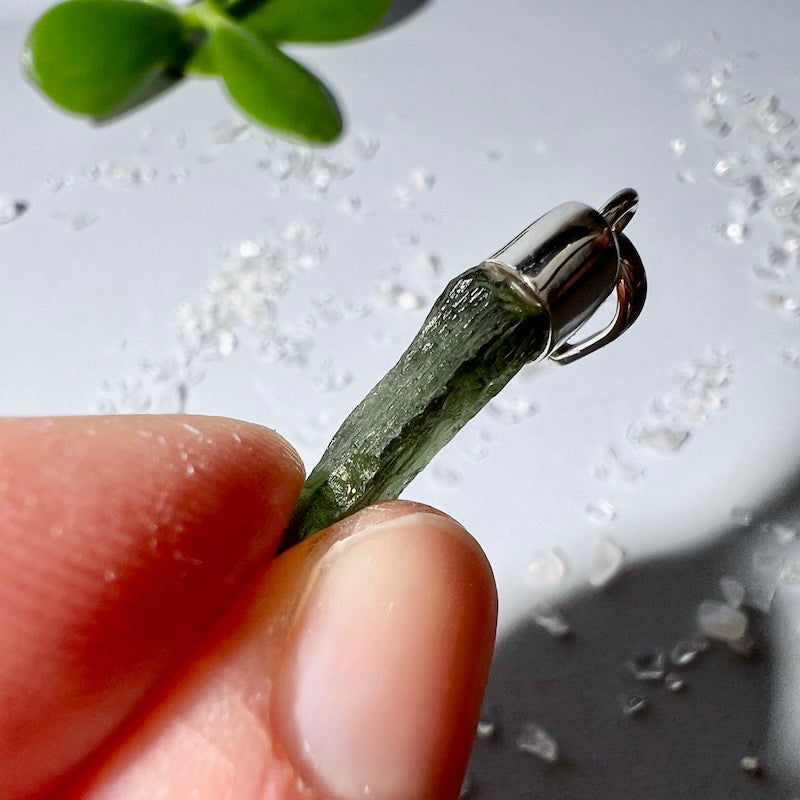 Moldavit Anhänger, 33mm, mit Silberöse, seitlich | Happy Minerals