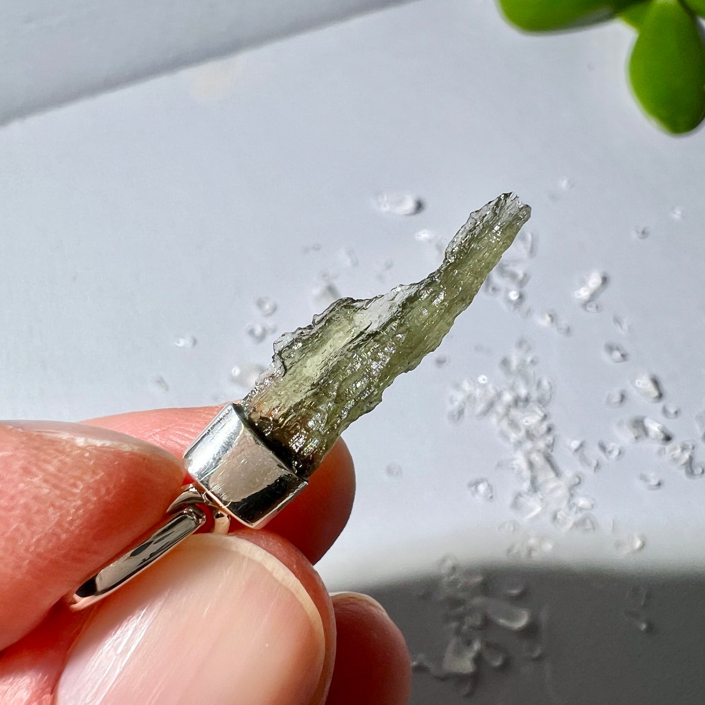 Moldavit Anhänger mit Silberöse, Nahaufnahme | Happy Minerals