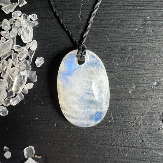 Regenbogen Mondstein Anhänger oval mit blauem Adulareszenz-Schiller | Happy Minerals