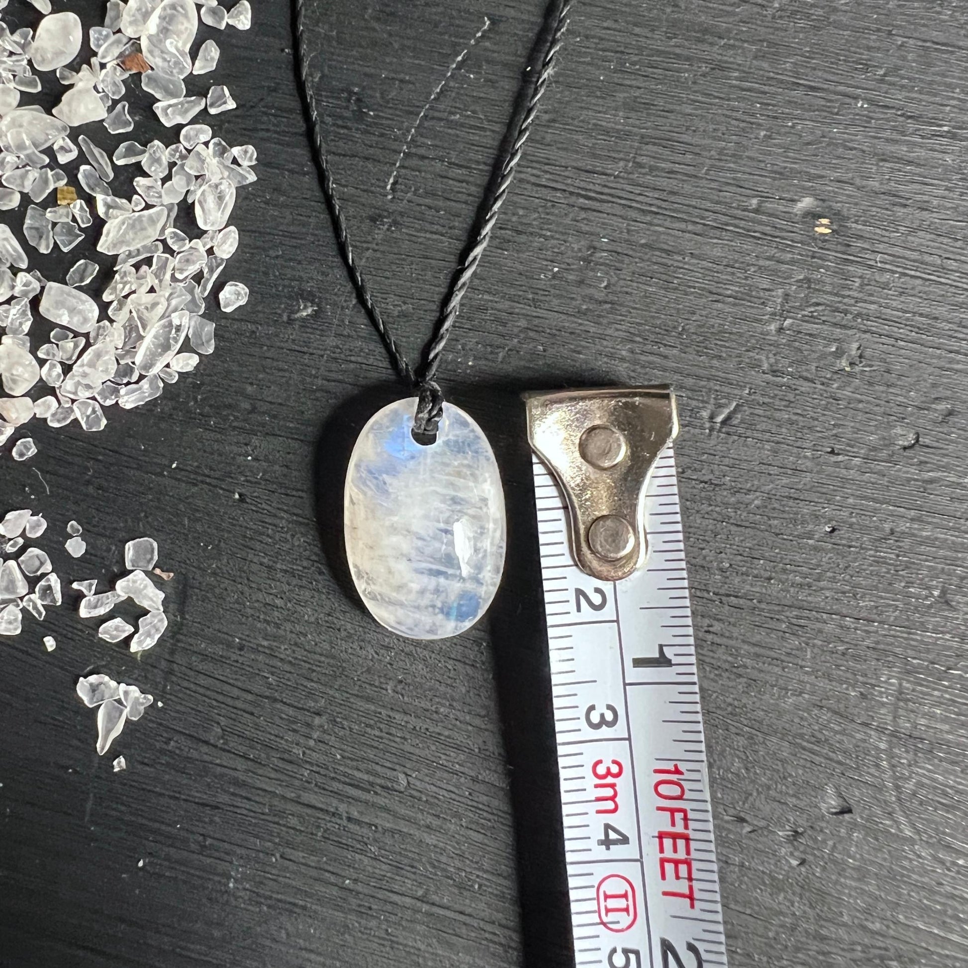 Regenbogen Mondstein Anhänger 22 mm mit Maßband zum Größenvergleich | Happy Minerals