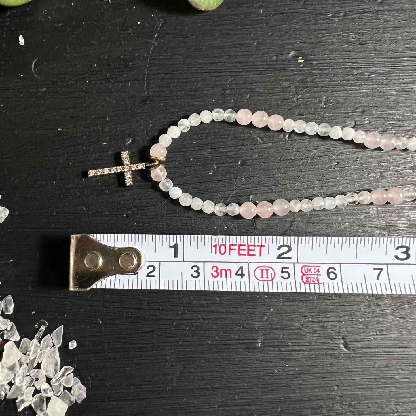 Mondstein-Rosenquarz-Kette 44cm mit Maßstab.