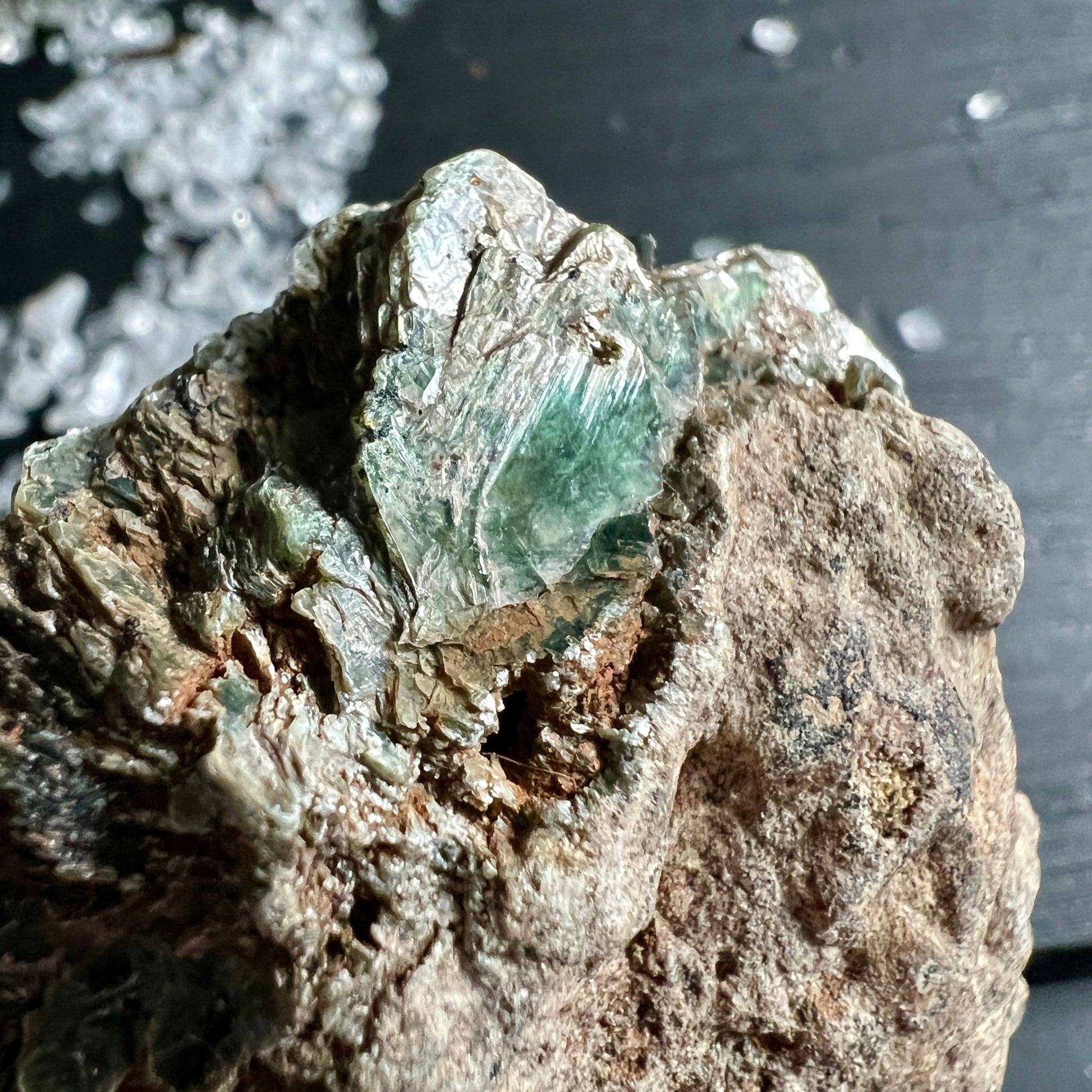 Grüner Muscovit Makro Glimmerglanz | feine Kristallschichten silbergrün schimmernd | Happy Minerals