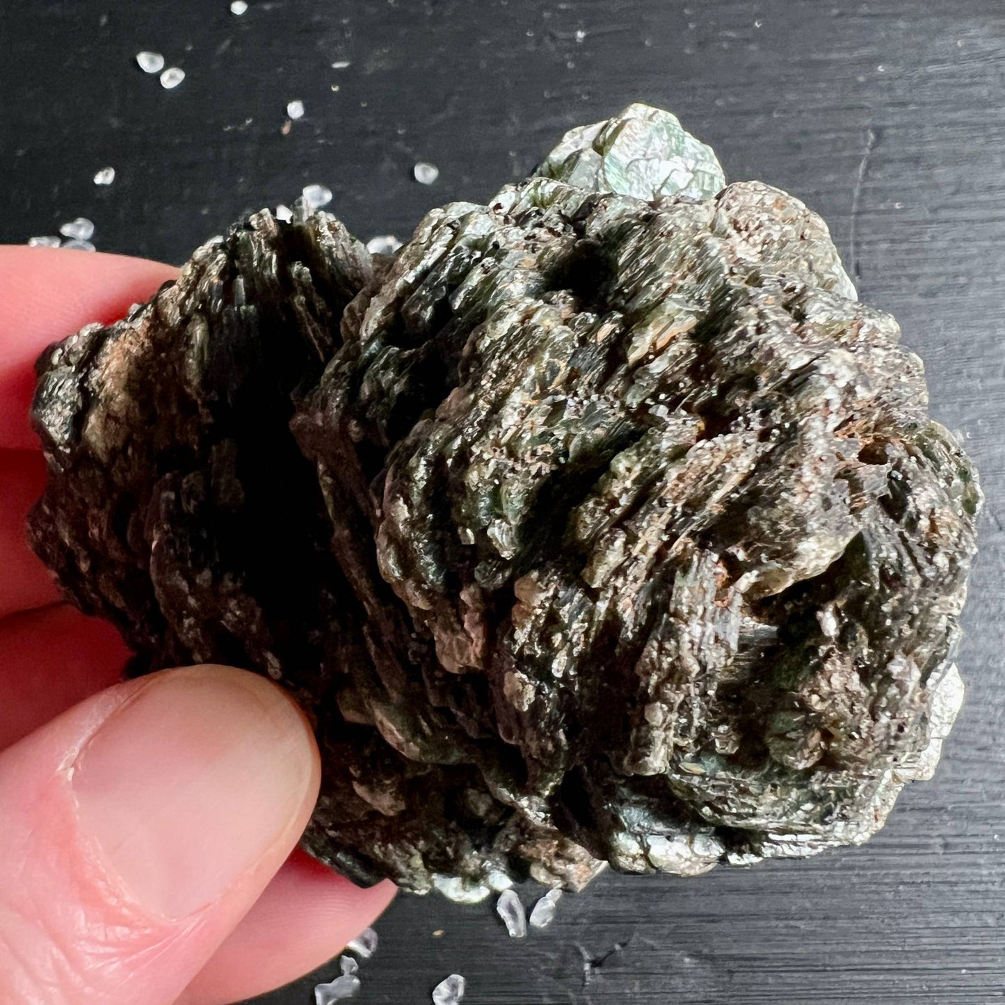 Grüner Muscovit Fuchsit in der Hand | kompakte Rosettenstruktur 165g | Happy Minerals
