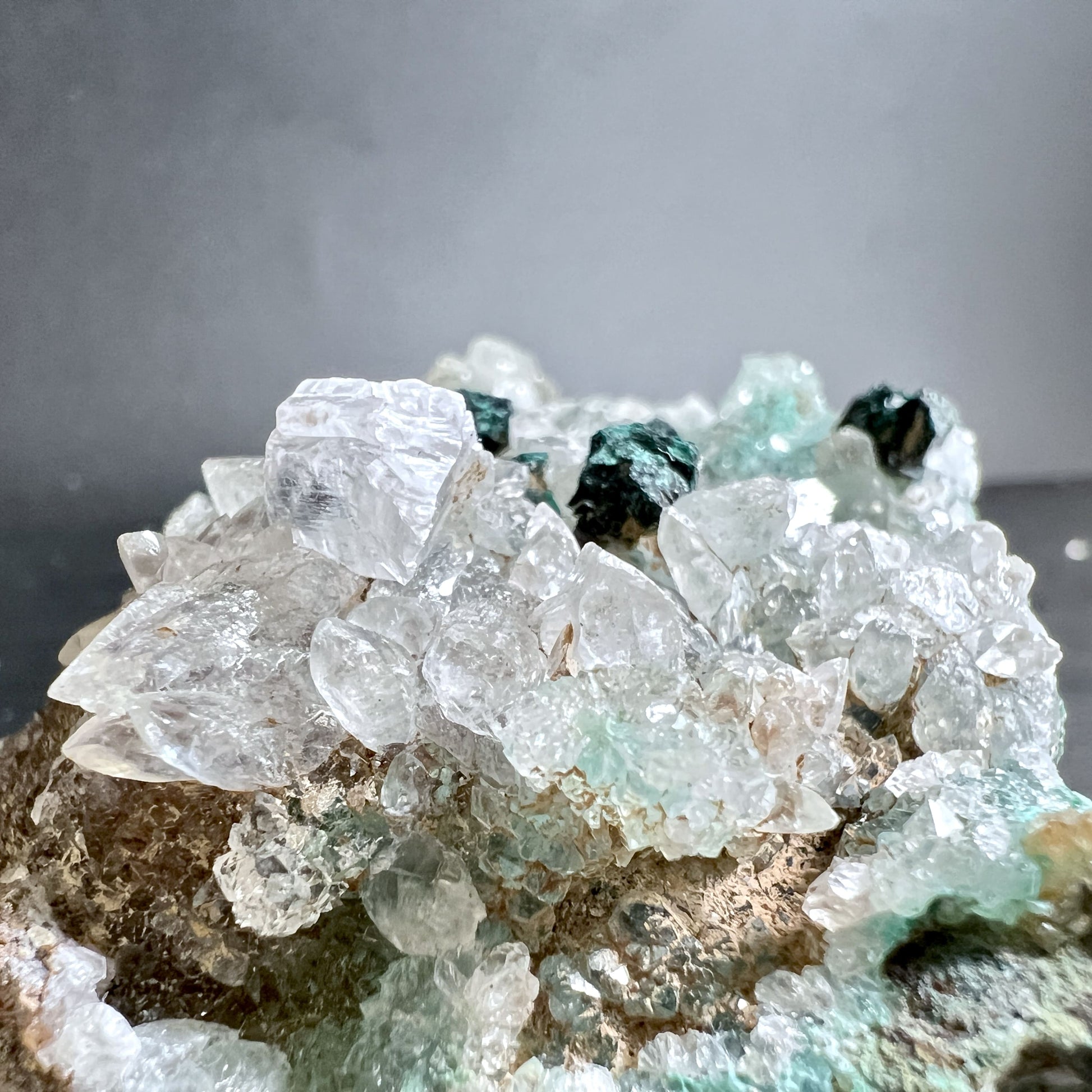 Nahaufnahme eines Gem Silica Chrysokoll Quarz Clusters | Happy Minerals