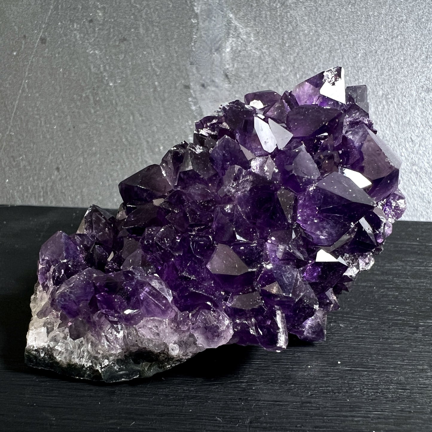 Natürlich gewachsener Amethyst aus Uruguay mit funkelnden Spitzen und dunkler Farbe | Happy Minerals