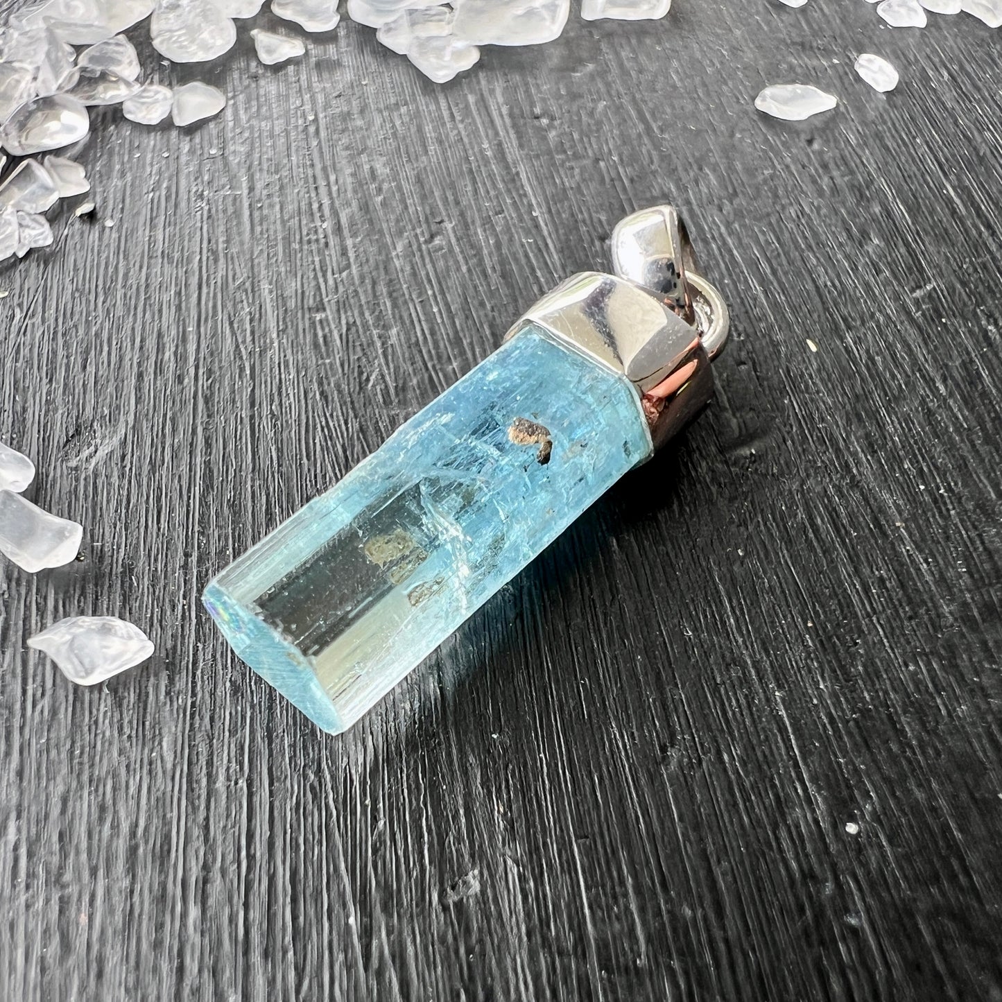 Natürlicher Aquamarin Anhänger mit Silberfassung, klare Kristallstruktur, 24x7 mm, Erongo Namibia | Happy Minerals