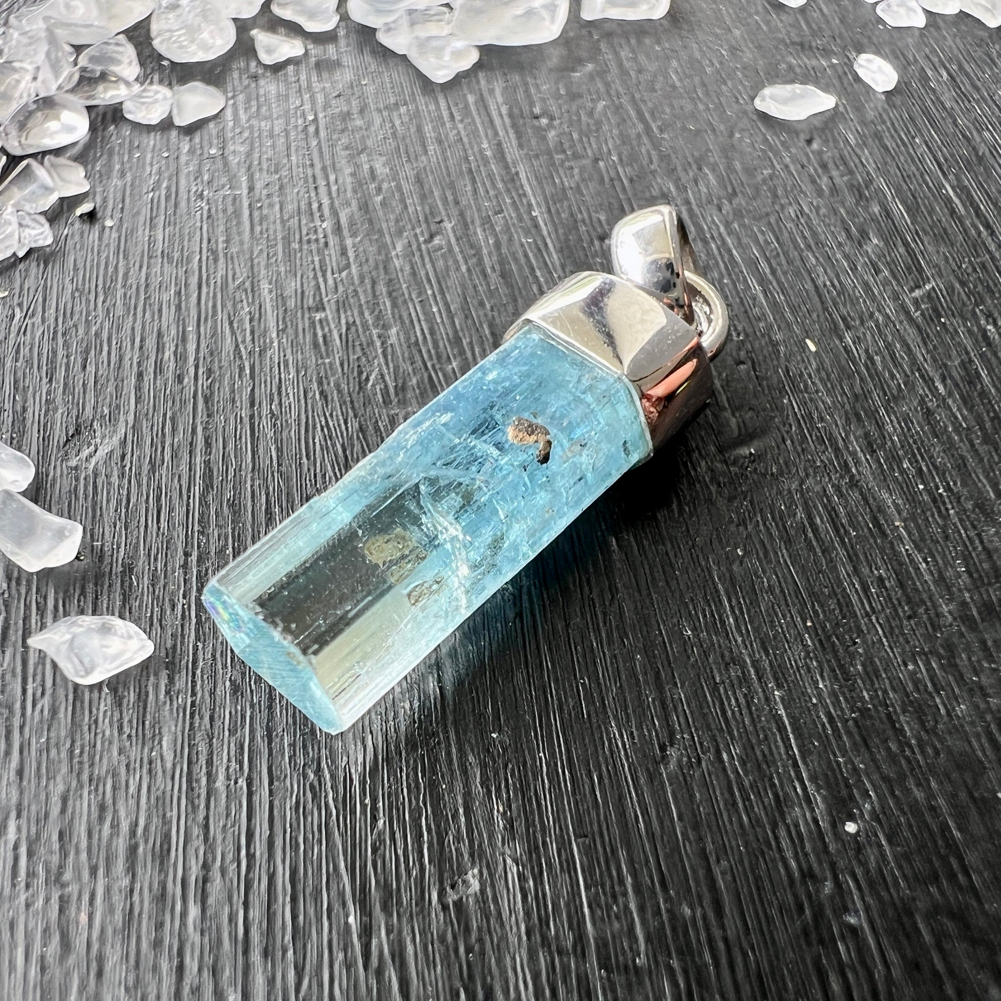 Natürlicher Aquamarin Anhänger mit Silberfassung, klare Kristallstruktur, 24x7 mm, Erongo Namibia | Happy Minerals