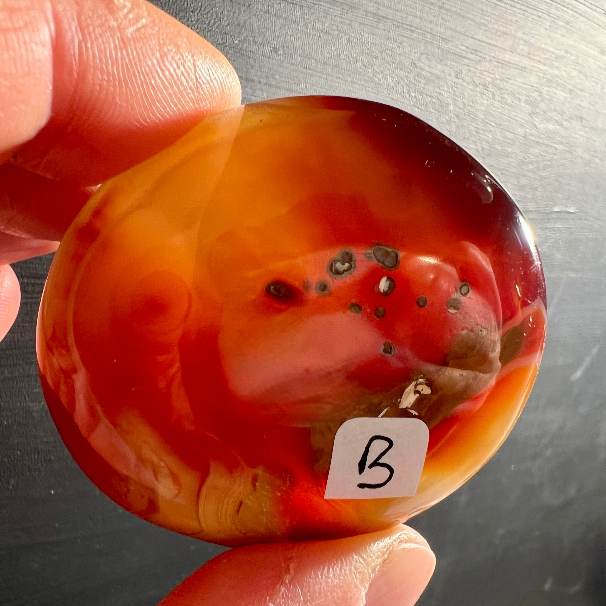 Orange Karneol / Sardonyx aus Madagaskar – Sardonyx B im Licht |  Happy Minerals