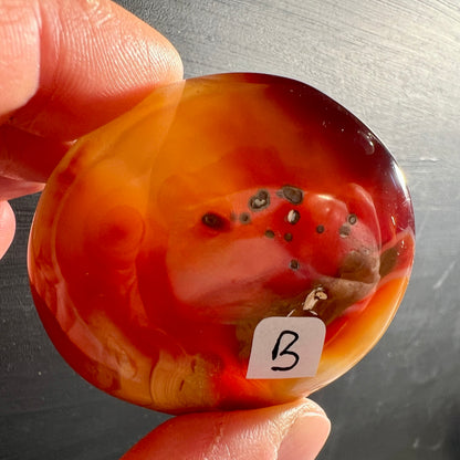 Orange Karneol / Sardonyx aus Madagaskar – Sardonyx B im Licht |  Happy Minerals