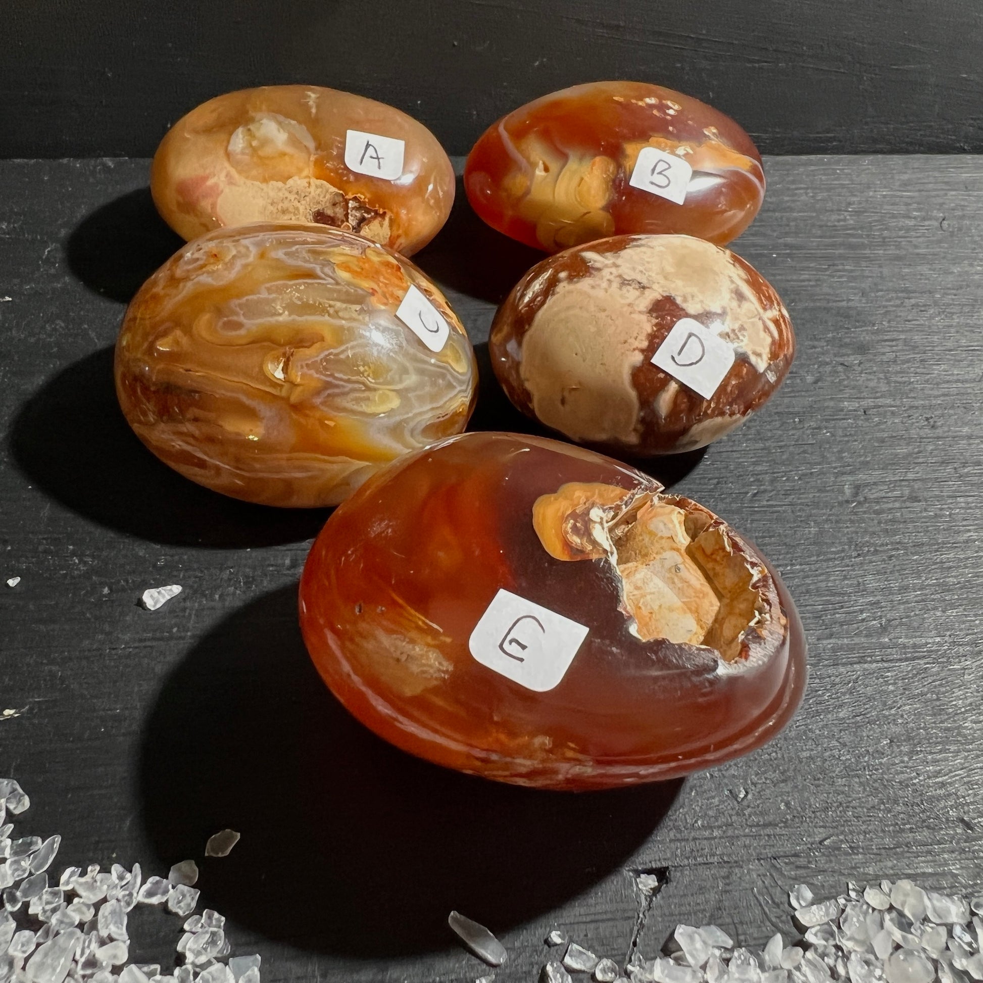 Orange Karneol / Sardonyx aus Madagaskar – Sardonyx a-e seitlich |  Happy Minerals