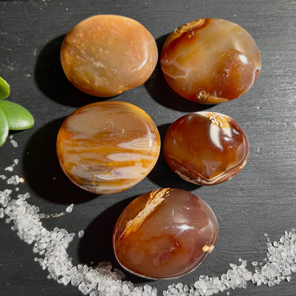 Orange Karneol / Sardonyx aus Madagaskar – Wähle dein Lieblingsstück aus A - E! |Ansicht Rückseite  Happy Minerals