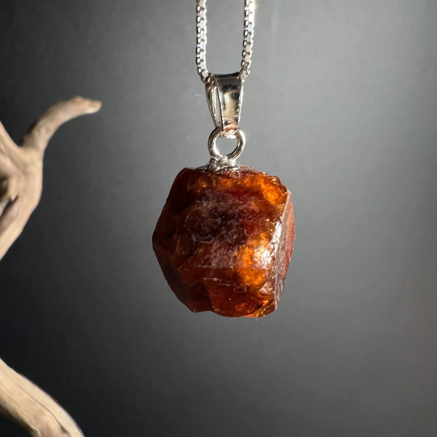 Oranger Granat Anhänger Rohkristall 20mm | Grossular Naturkristall mit 925 Silberöse | Happy Minerals