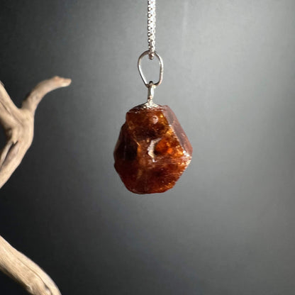 Oranger Granat Anhänger Rohkristall 20mm | Grossular Naturkristall mit 925 Silberöse an Silberkette | Happy Minerals