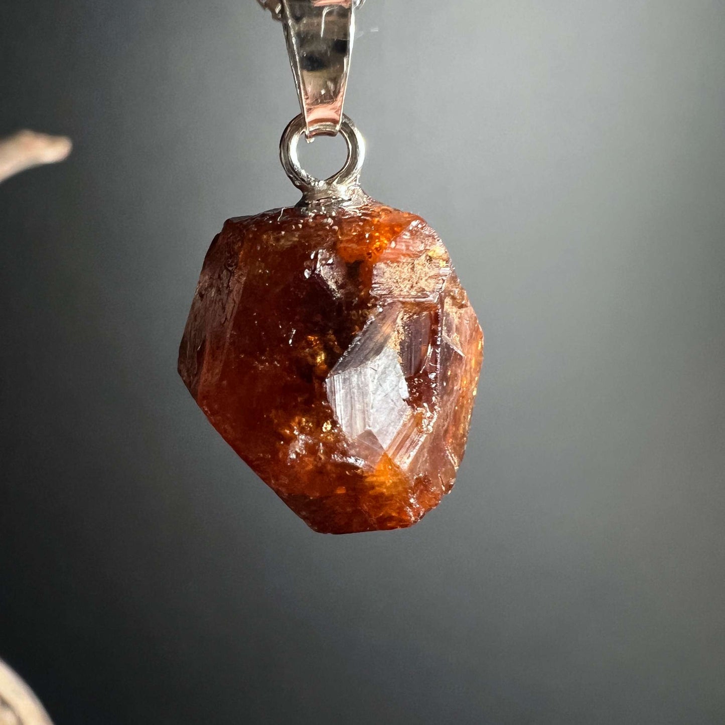 Grossular Naturkristall mit 925 Silberöse  im Licht | Happy Minerals
