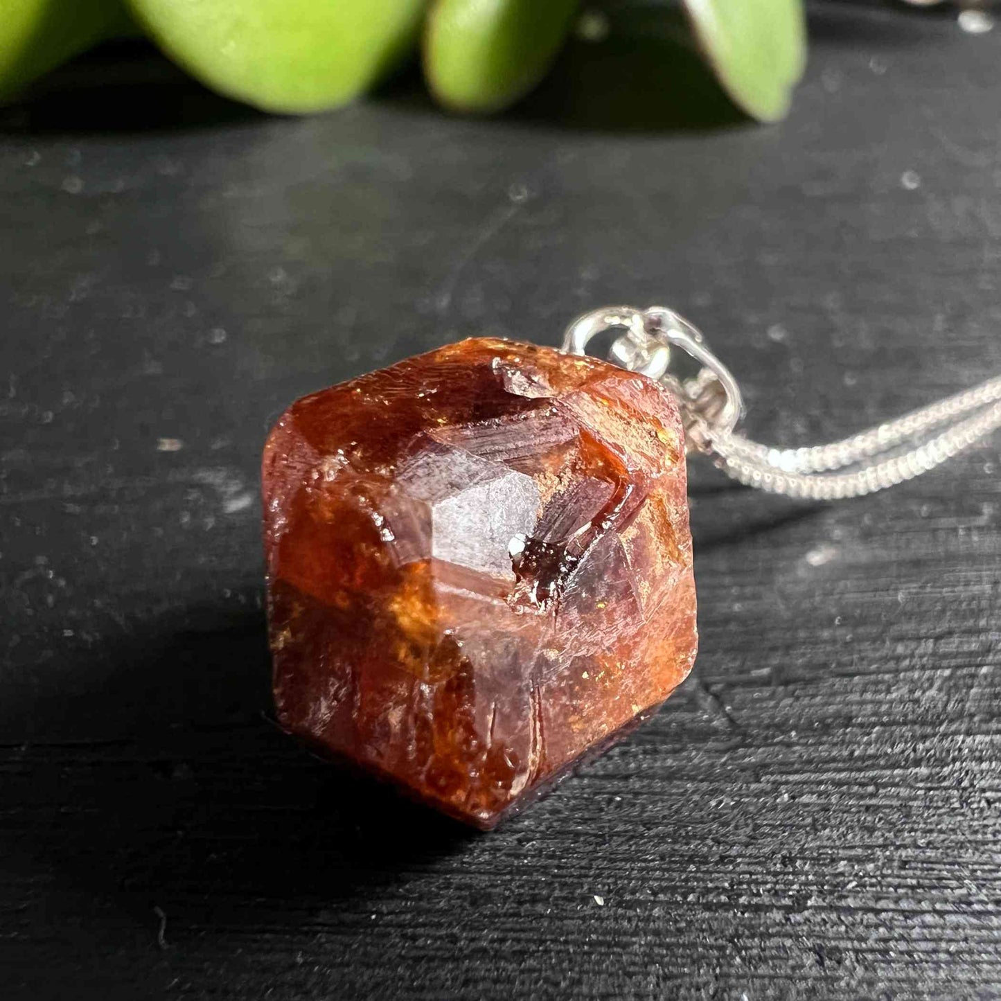 Oranger Granat Anhänger Naturkristall 20mm | Grossular Naturkristall mit 925 Silberöse | Happy Minerals