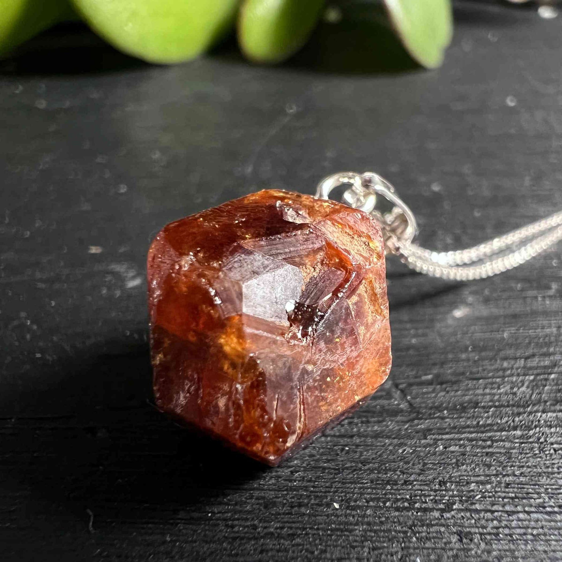 Oranger Granat Anhänger Naturkristall 20mm | Grossular Naturkristall mit 925 Silberöse | Happy Minerals
