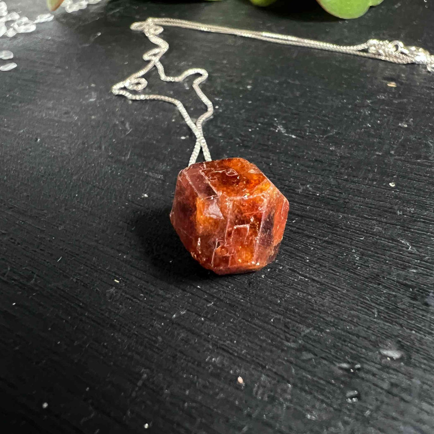Oranger Granat Anhänger Rohkristall 20mm | Happy Minerals