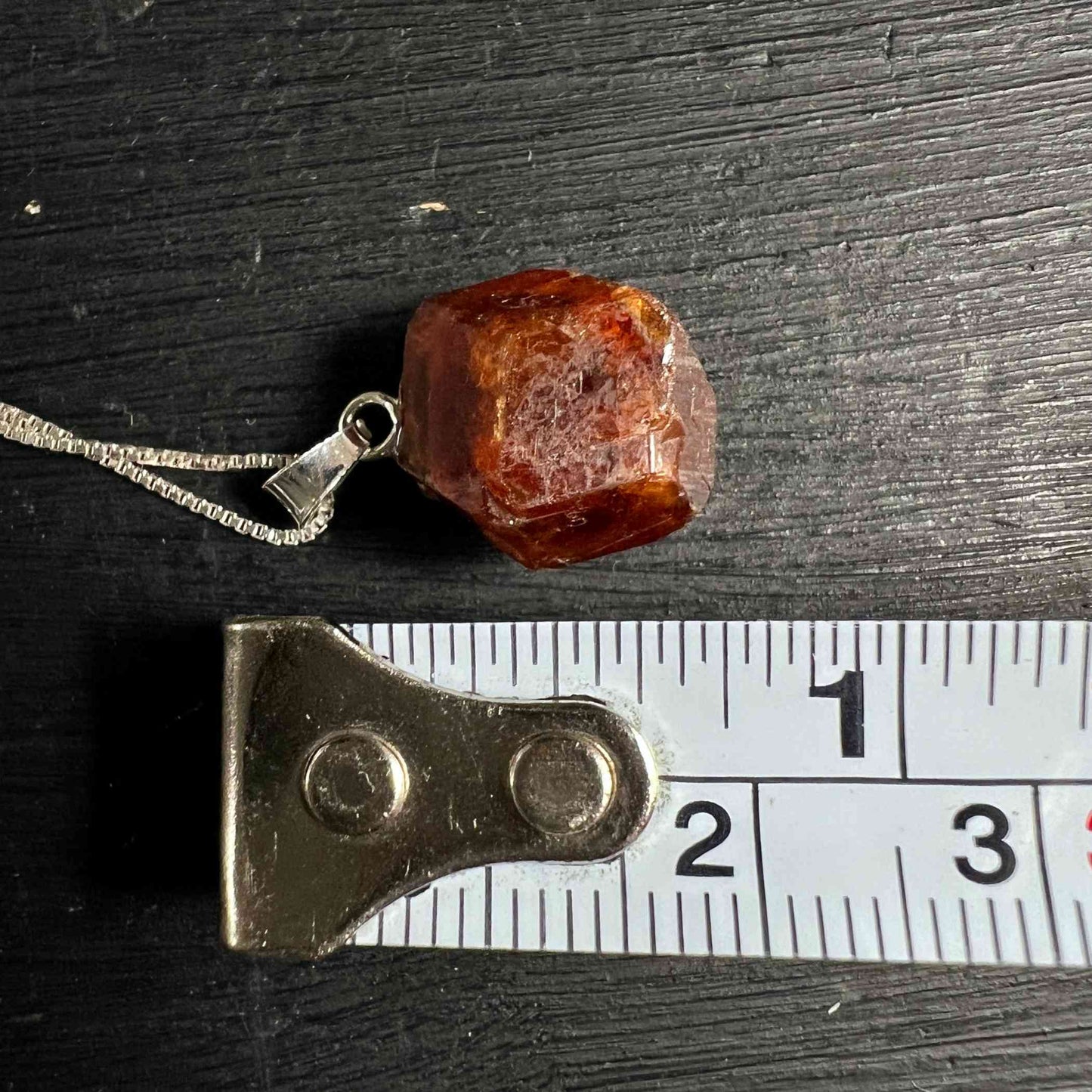 Oranger Granat Anhänger Rohkristall 20mm mit Maßband | Happy Minerals