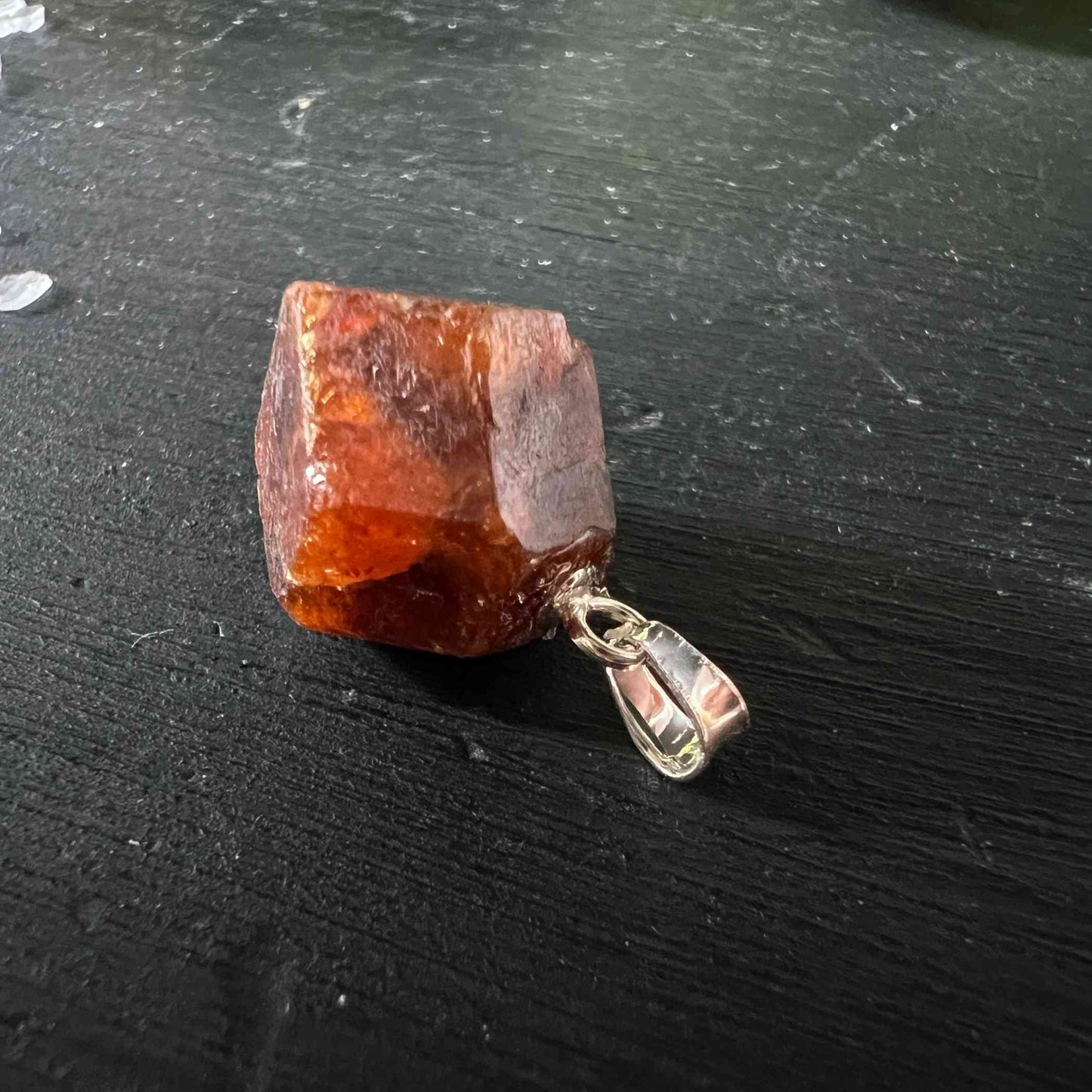 Grossular Naturkristall mit 925 Silberöse | Happy Minerals
