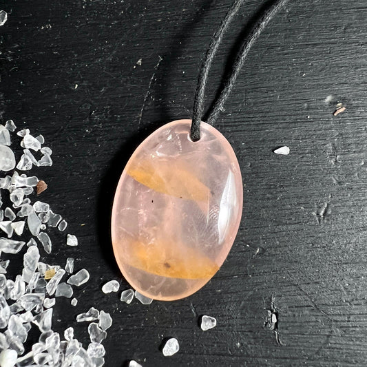 Transluzenter Rosenquarz Anhänger oval mit goldenen Limonit-Einschlüssen