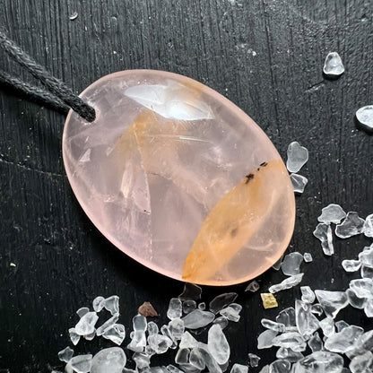 Rosenquarz Anhänger oval 33x24mm | mit Limonit | Stein der Liebe