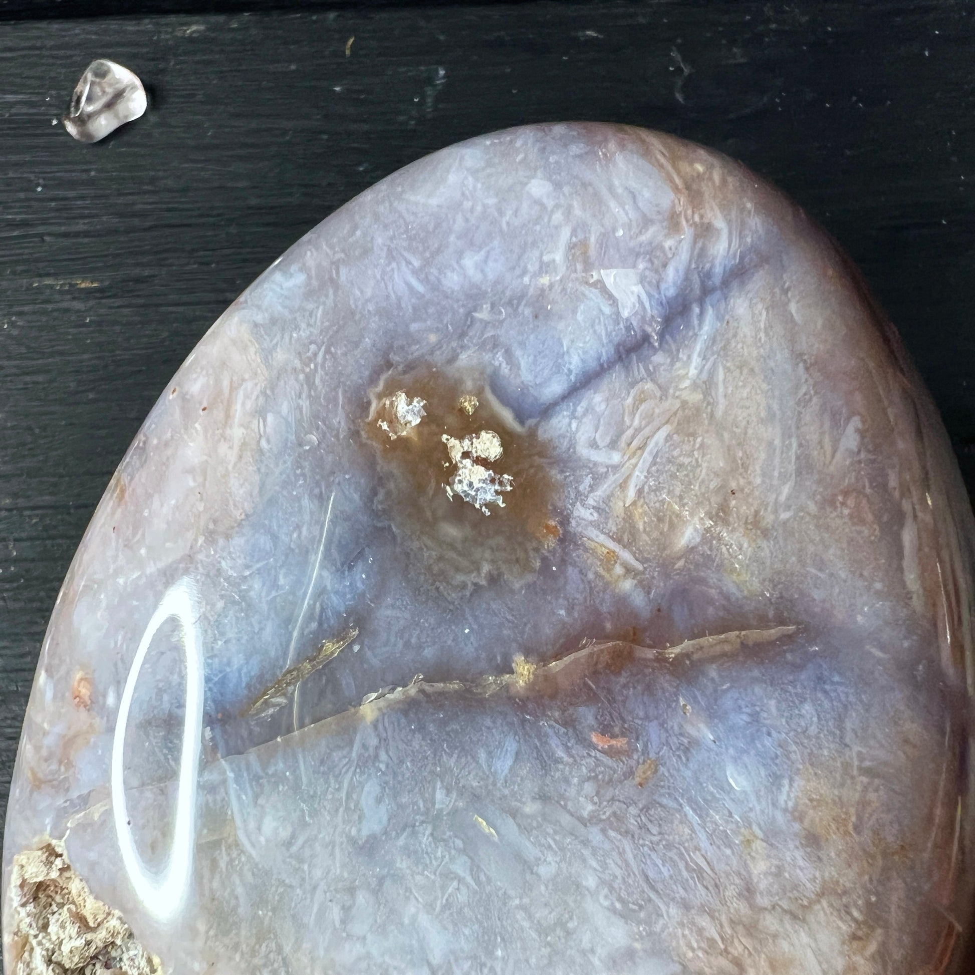 Ovaler Chalcedon Sammlerstein im Detail | Happy Minerals