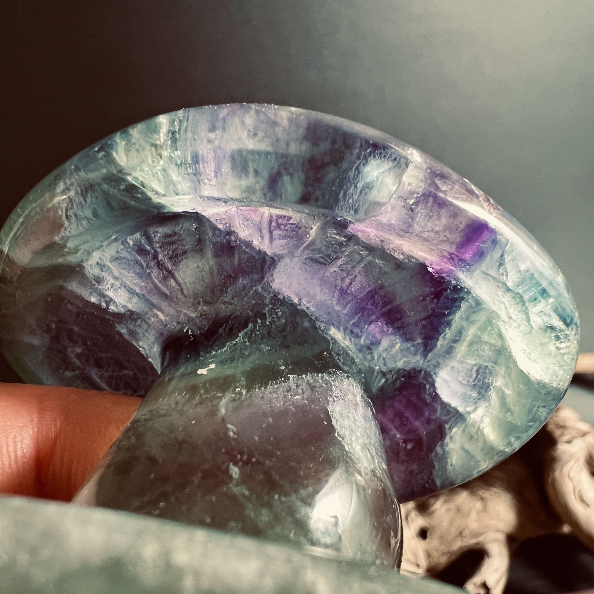 Pilz aus Fluorit Stein von unten | HappyMinerals