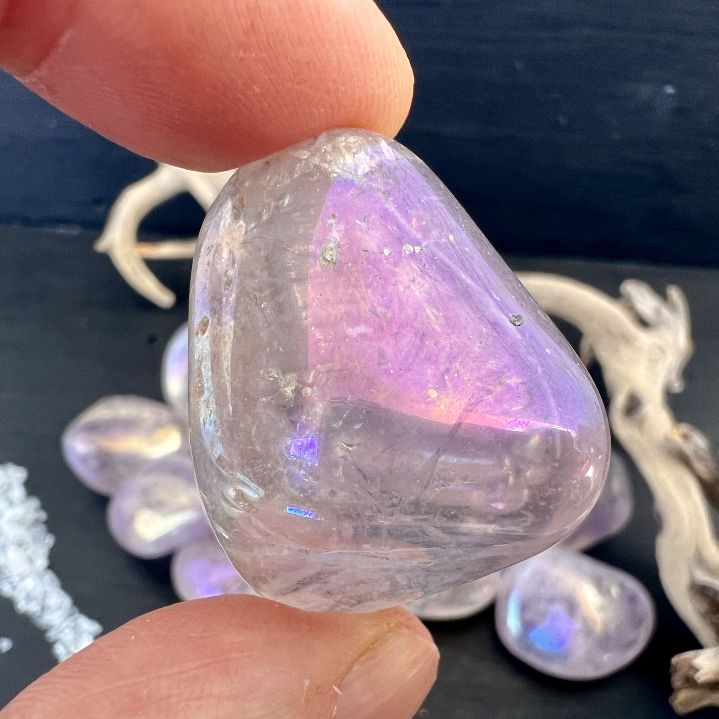 Polierte Angel Aura Amethyst Trommelsteine in der Hand | Happy Minerals