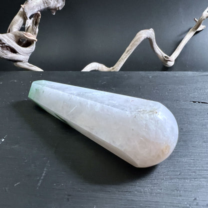Polierter Aventurin-Quarz Stab auf schwarzem Hintergrund, kräftige grüne Einschlüsse, abgerundetes Ende | Happy Minerals