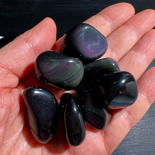 Regenbogen Obsidian Trommler in der Hand | Happy Minerals